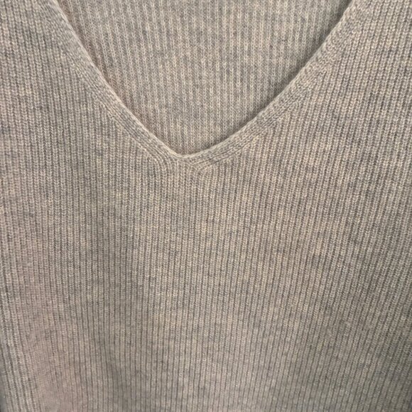 Grey Cashmere V-neck sweater- Large - Picture 4 of 5